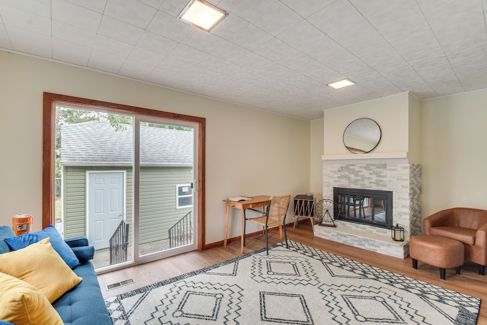 1 Mi to Dtwn Burlington: Modern Home w/ Yard!