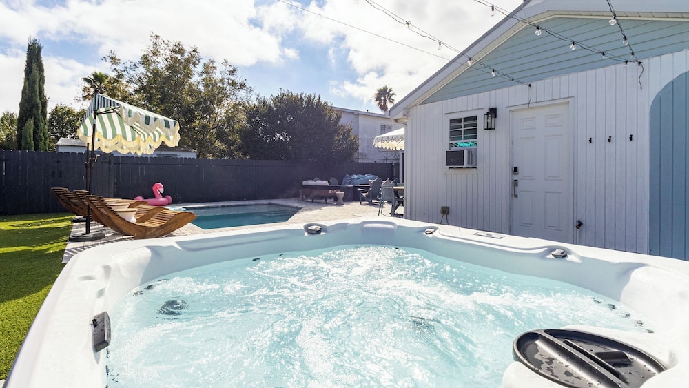 PCB Stay w/ Heated Pool, Hot Tub, Bars, Game Room & Quick Walk to Beach The Jade Oasis by Avantstay