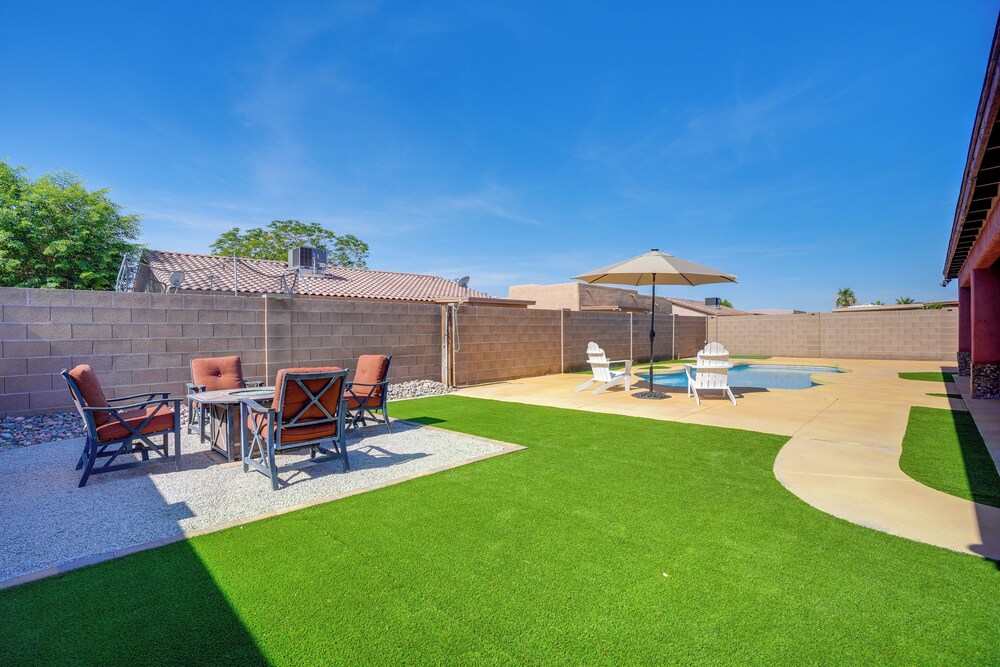Near Golf Courses: Poolside Paradise in Yuma!