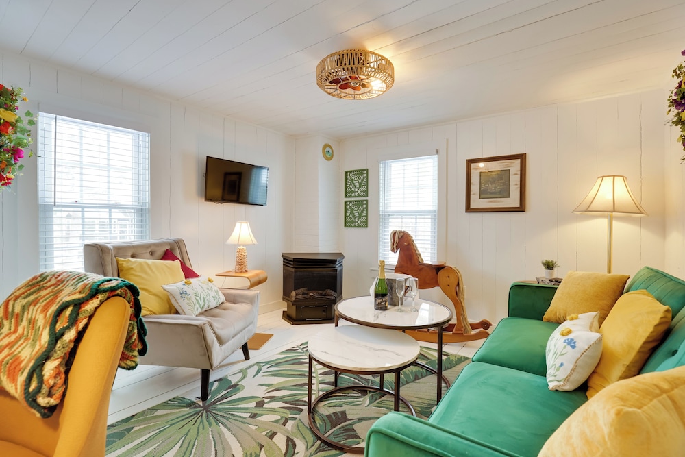 Walk to Eats: Mtn-view Hammondsport Hideaway!