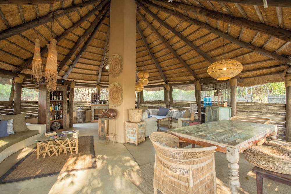 Sindabezi Island Camp