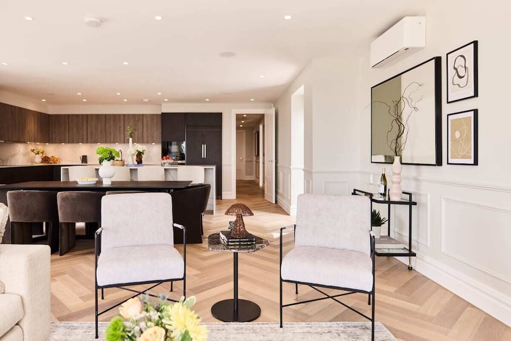 The Temple Fortune Crib - Lovely 3BDR House with Balcony