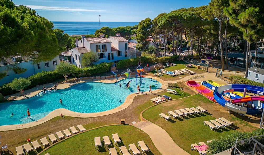Bungalow Near Pals Beach & Pool