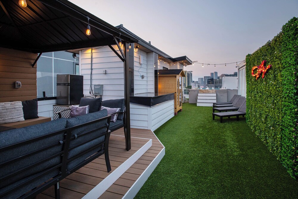 Skyline Views - Rooftop Pool