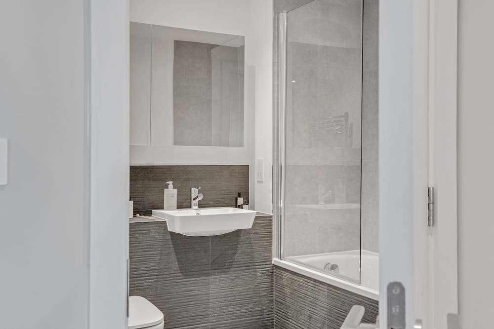 Chic One-bedroom Apartment Near Stratford