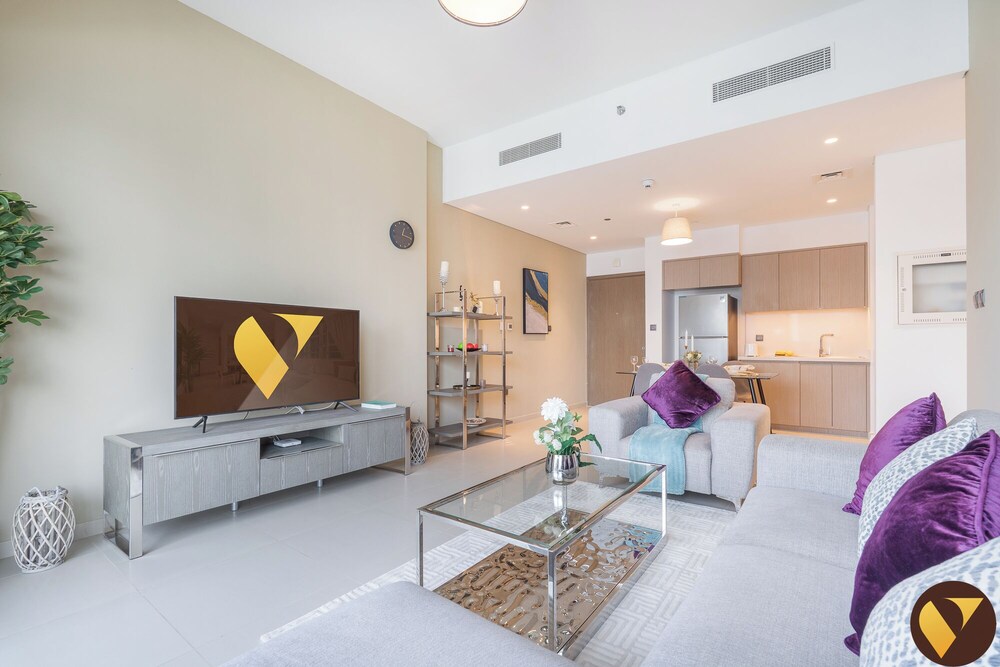 Luxury 2BR in ACT 1 Near Dubai Mall