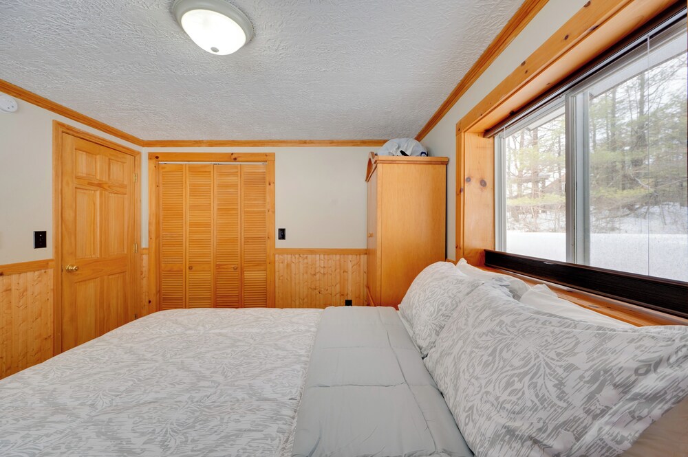 Hike & Ski: Cabin w/ Fireplace in Franconia!