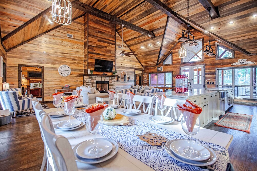 Luxury Broken Bow Cabin w/ Hot Tub < 4 Mi to Lake! view 2