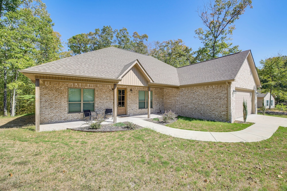 Hotel < 1 Mi to Lake Catherine: Home in Gated Community! - Image 1