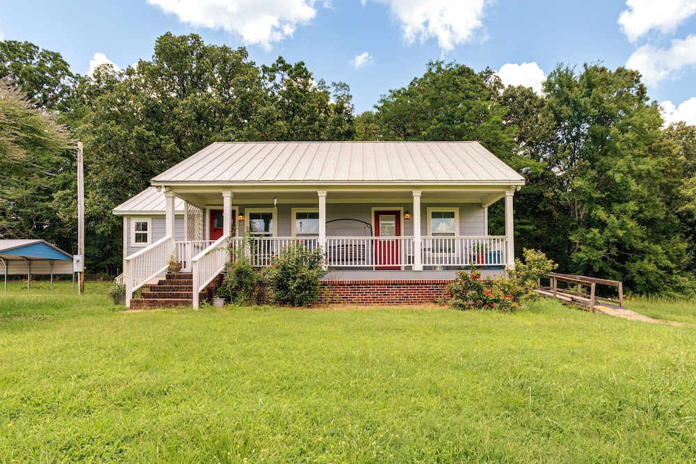 7 Mi to Ole Miss: Quiet Rural Retreat w/ Yard!