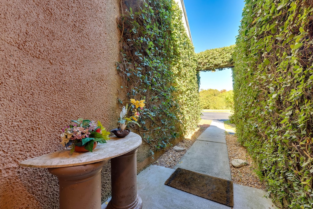 Serene St Augustine Townhome: Walk to Beach!