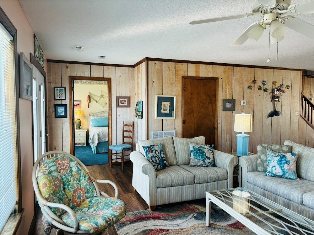Great Place 5 Bedroom Home by RedAwning