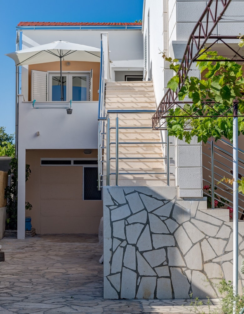 Seafront apartments Marija with terrace and mooring