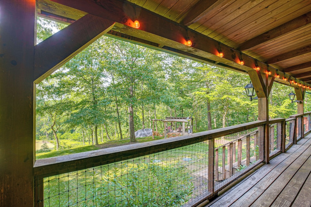 Pond & Fire Pit: Charming Log Cabin Near Blue Rock