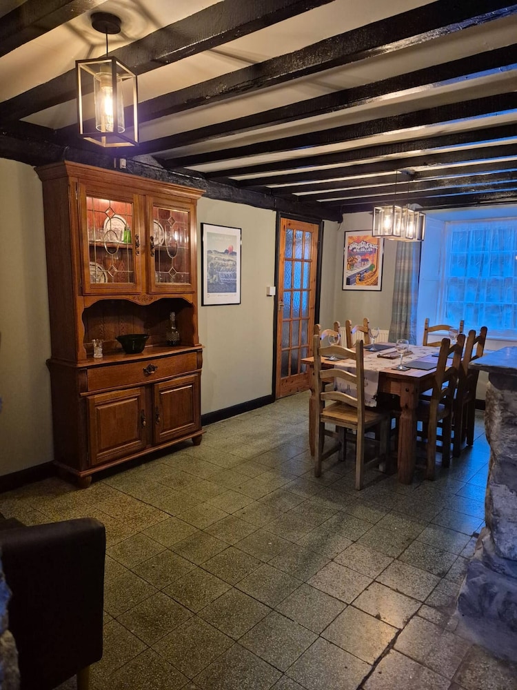 Charming Dolgellau Townhouse With Garden, Perfect for Families