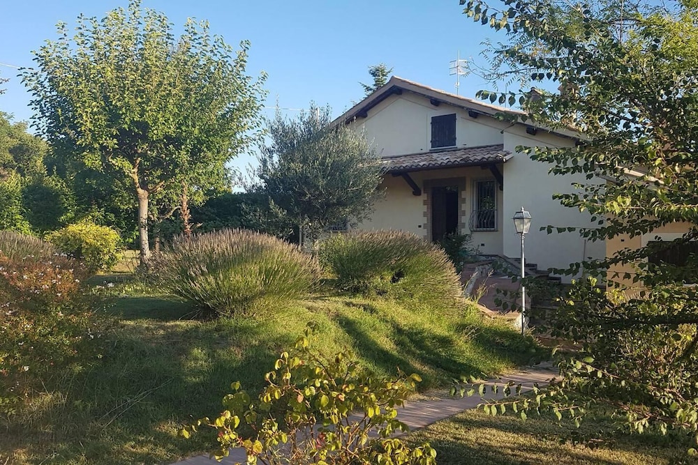 Sale! Beautiful 2-bed Apartment With Pool Access view 4