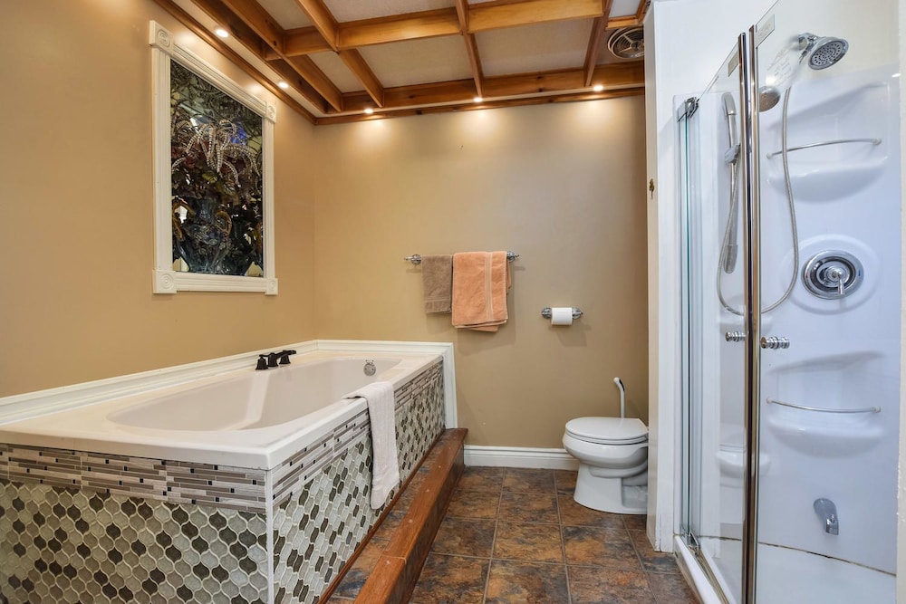 Brockville Vacations - The Noble Suites - Property Image 138