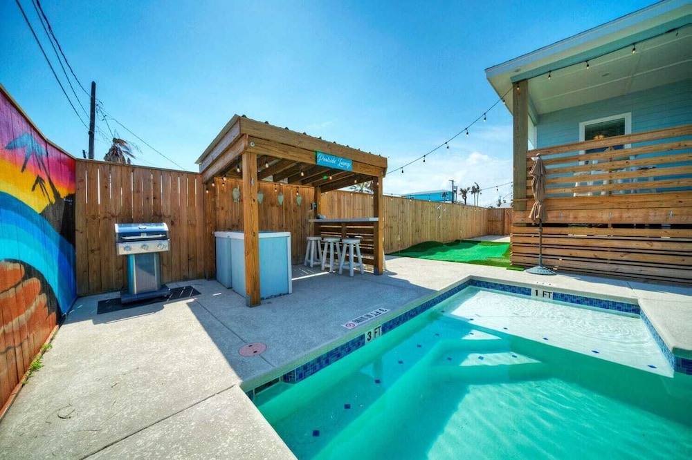 Sleeps 22! 2 Homes Priv Pool, Putting Green, Bar, Deck, Prime Port A Location