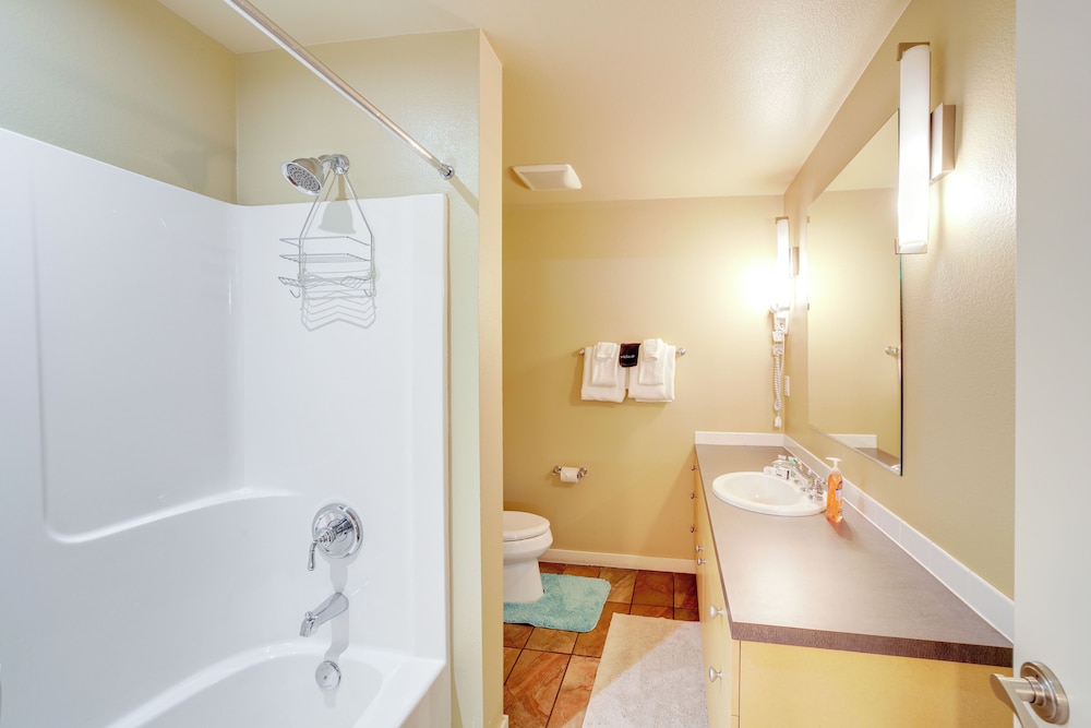 Walk to Lake Chelan: Condo w/ Pool Access