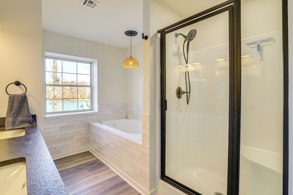 Lakefront Retreat w/ Game Room in Bella Vista!