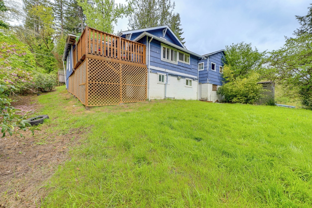 10 Mi to South Beach & Newport: Home w/ Deck!
