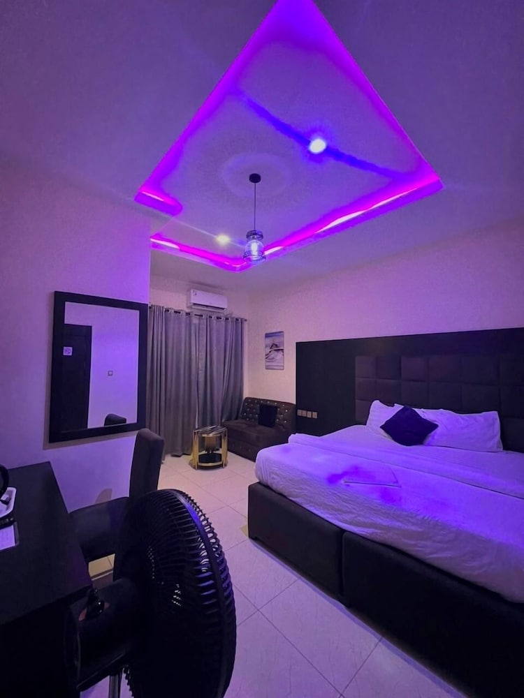 Leons Hotel and Suite