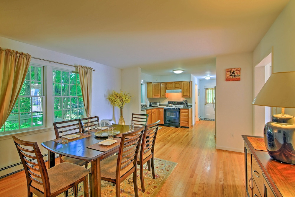 Walk to Dining: Downtown Lenox Guest House! view 2