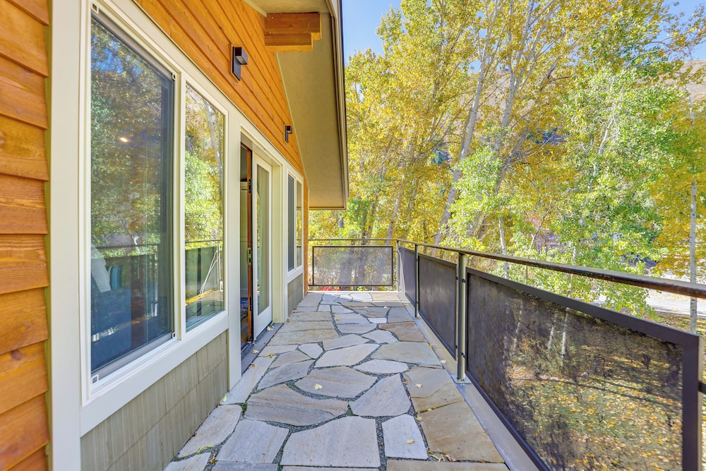 14 Miles to Sun Valley: Updated Getaway! view 3