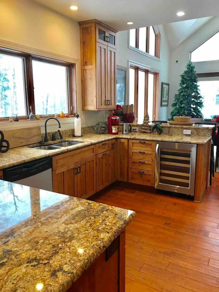 Spectacular 4BR Mountain Home Sleeps 12