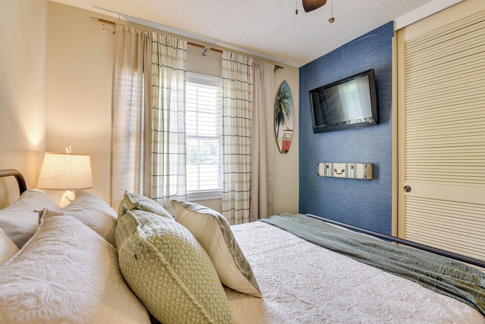 2 Mi to Beach, Near Airport: Heart of Fort Walton
