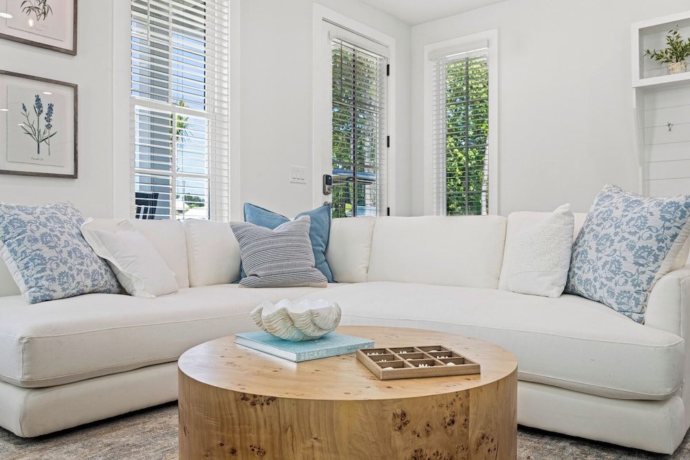 Spacious 6BR Beach Home Sleeps 15 Relax & Reconnect at Coastal Breeze