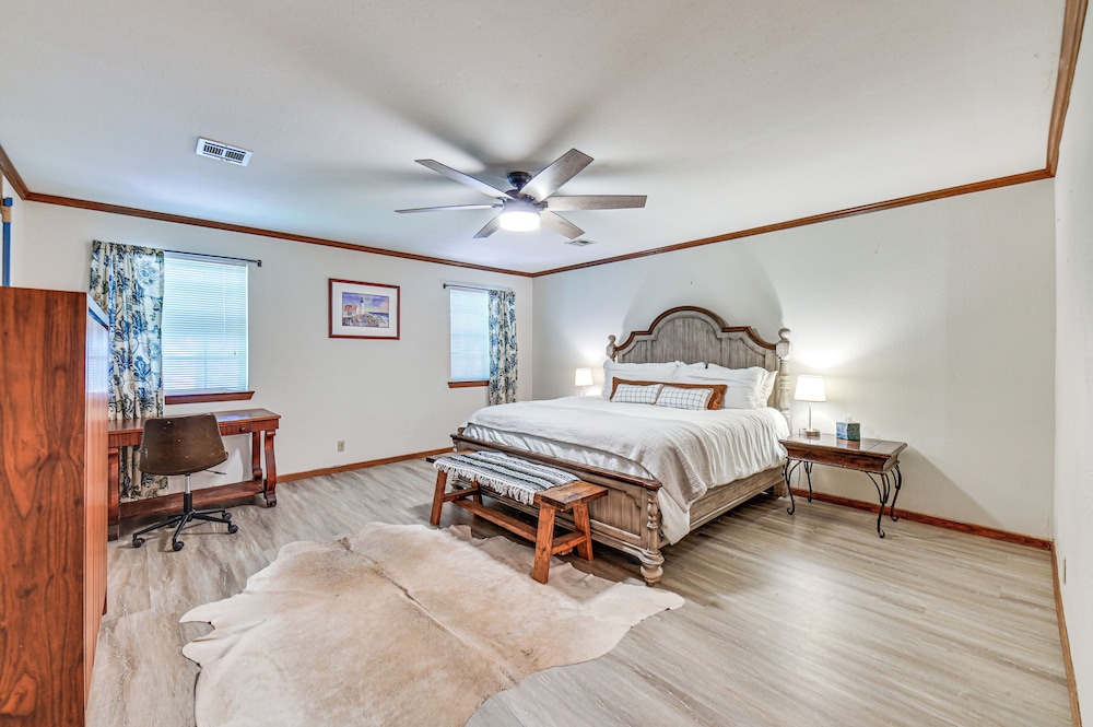 Home w/ Lake Texoma View, Game Room & Bar