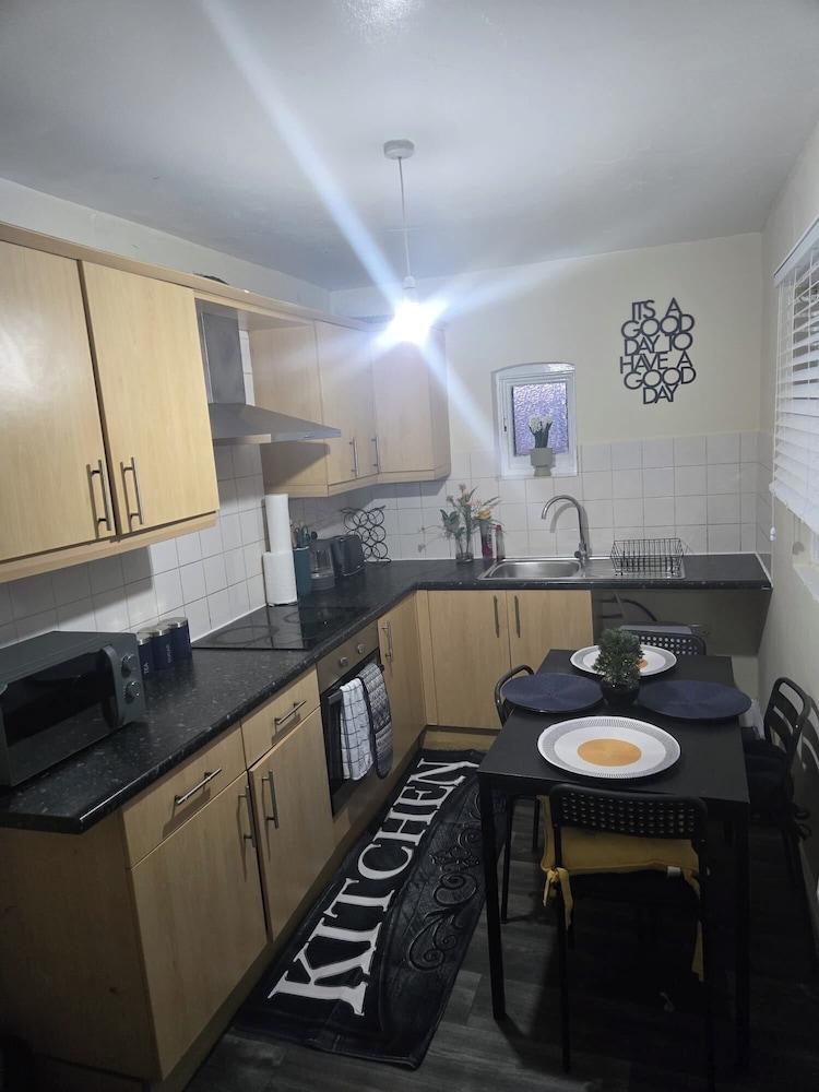 2 Bed - Sleeps 6 - Private Balcony - City Centre
