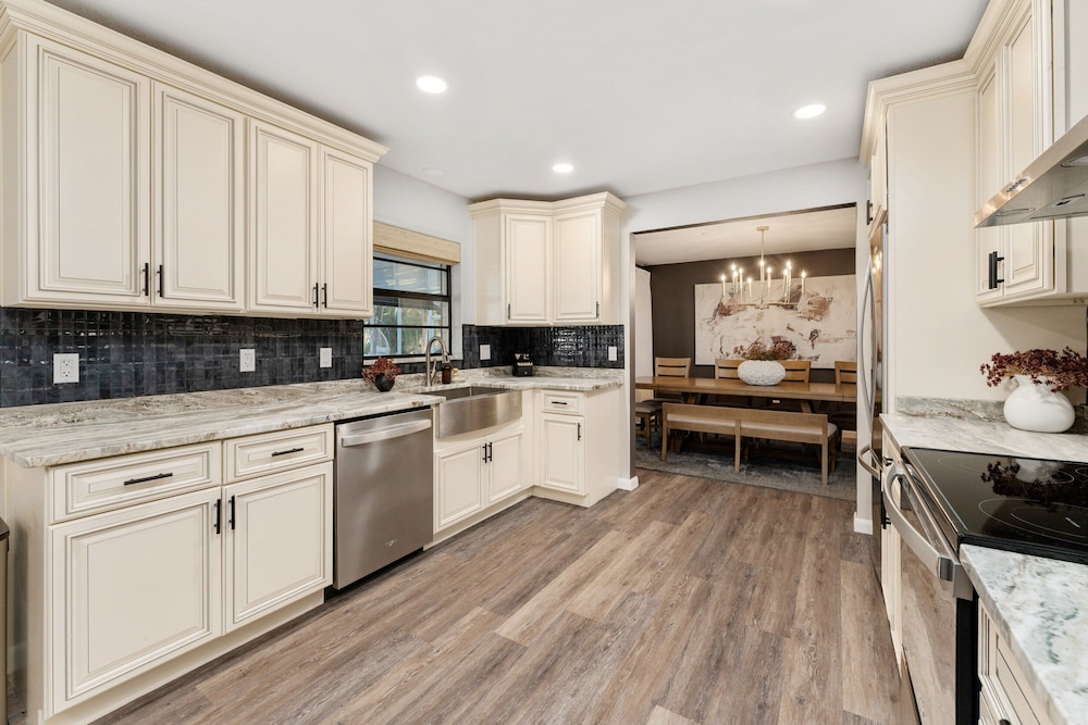 Designer Pet-friendly Retreat With Heated Pool 5 Bedroom Home