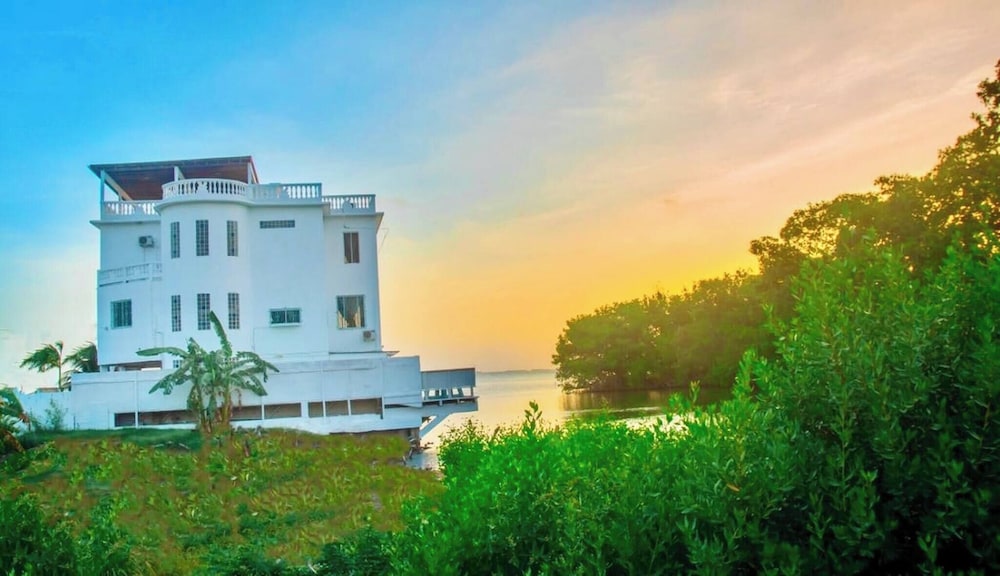 See Belize Seabreeze Sea View Studio With Balcony, Pool & Overwater Deck, 2nd FL