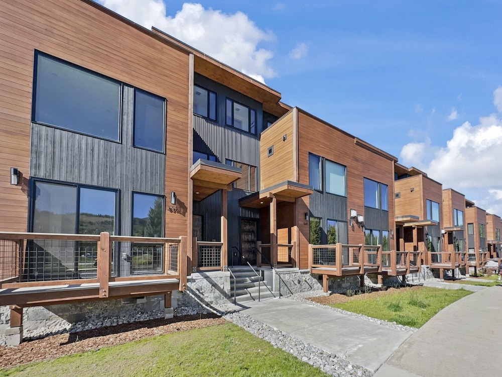 541 Center Circle 3br 3.5ba 3 Bedroom Townhouse by RedAwning view 2