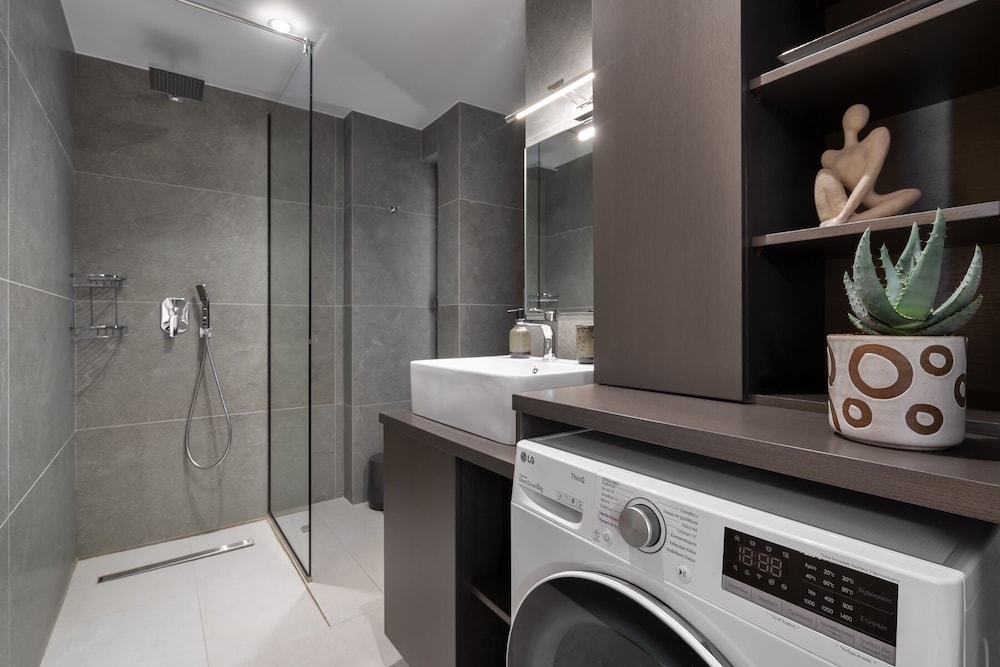 Comfy Apt terrace and parking 800m to old town and beach