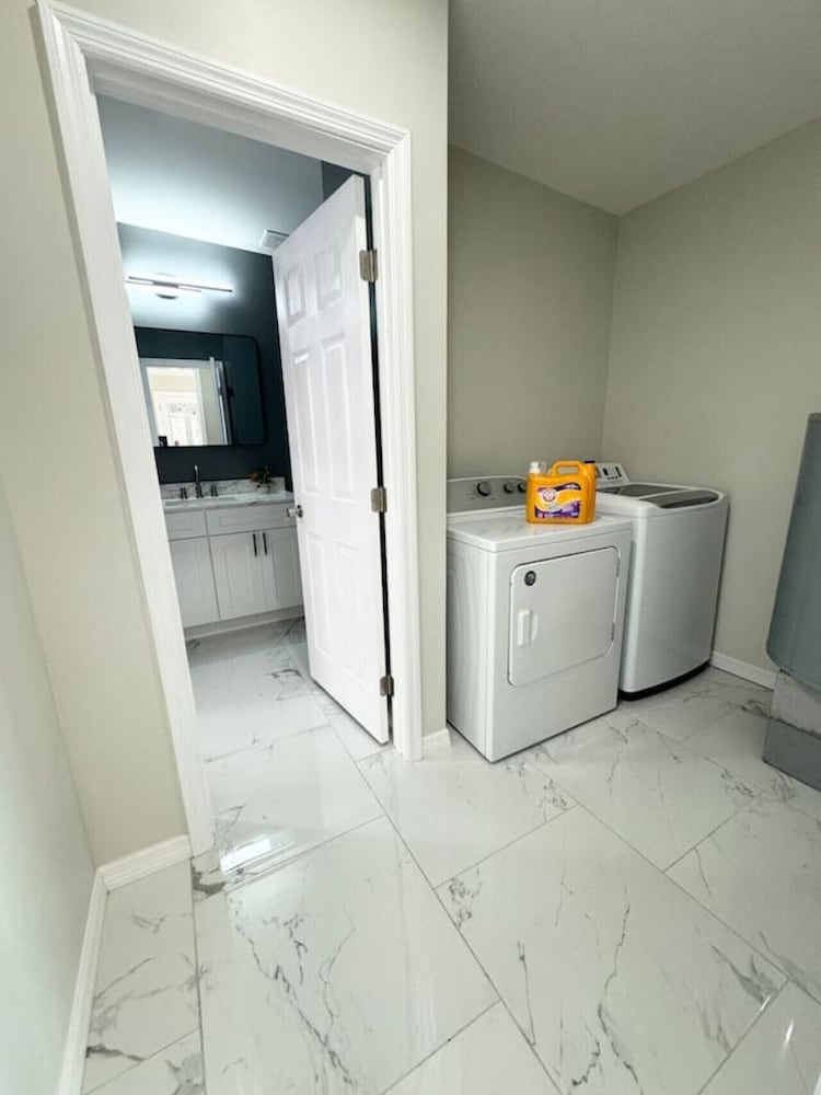 Fresh Renovated Pool Home w 5 Bedrooms Near Beach