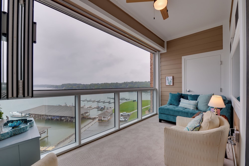 Resort Amenities & Beach Access: Huddleston Condo
