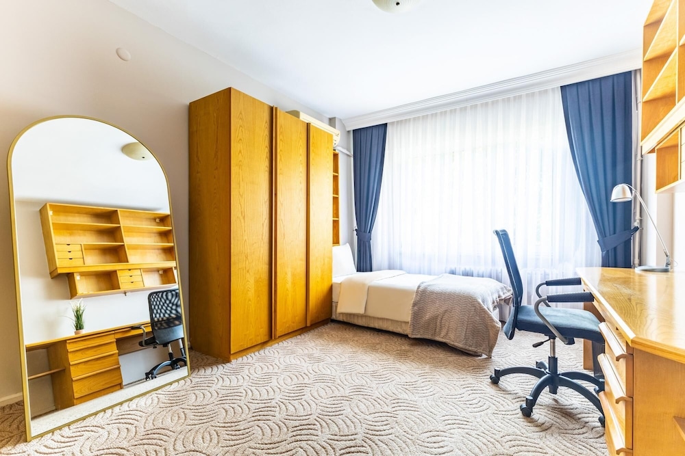Chic Spacious Flat w Balcony 5 min to Moda Coast