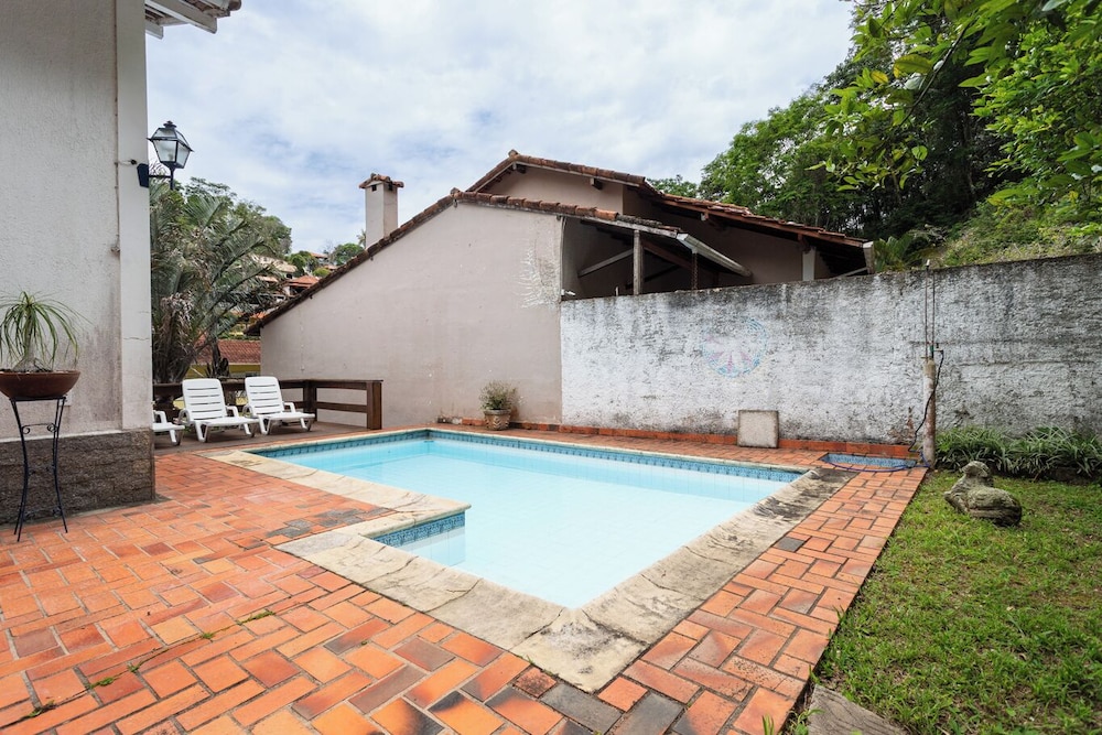 Petr Polis Piscina Lareira e Natureza Incr vel