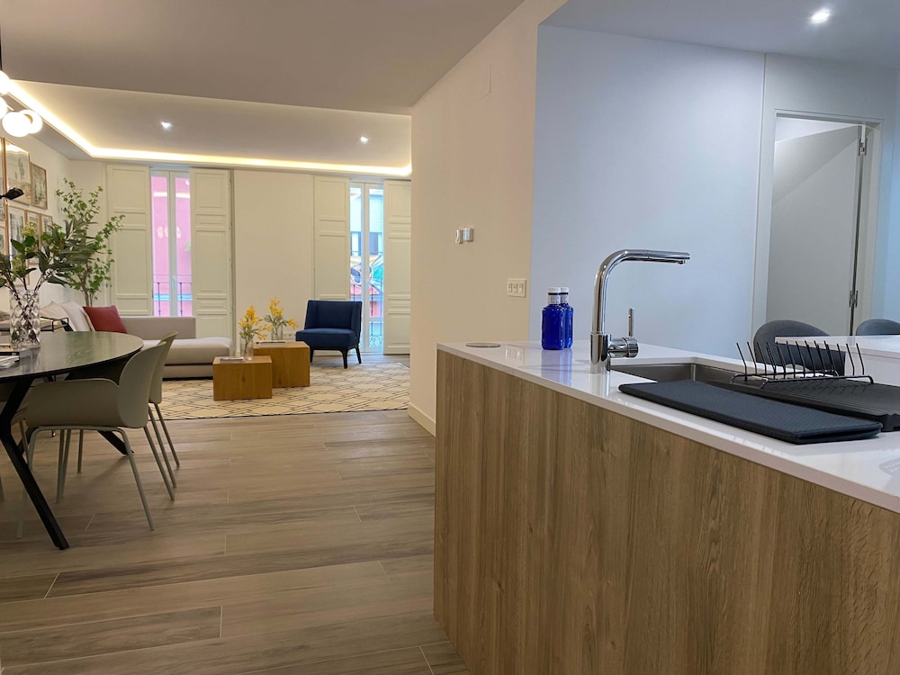 w Bright 2BR w Sunny Terrace in Chueca