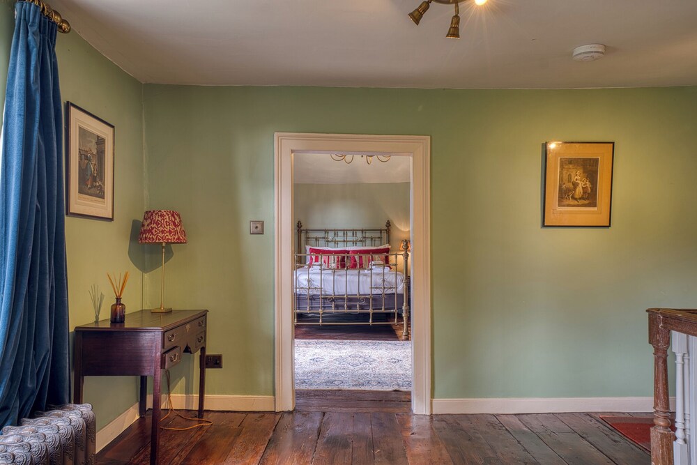 Stunning 4BD Home in Worcestershire
