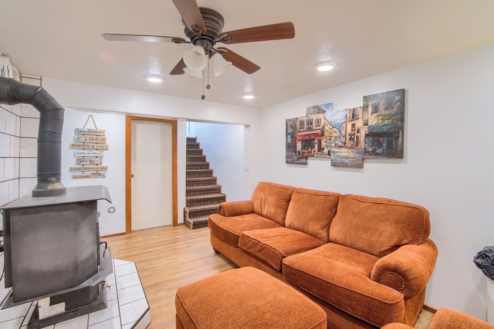 Group Getaway w/ Mtn Views: Home in Circleville!
