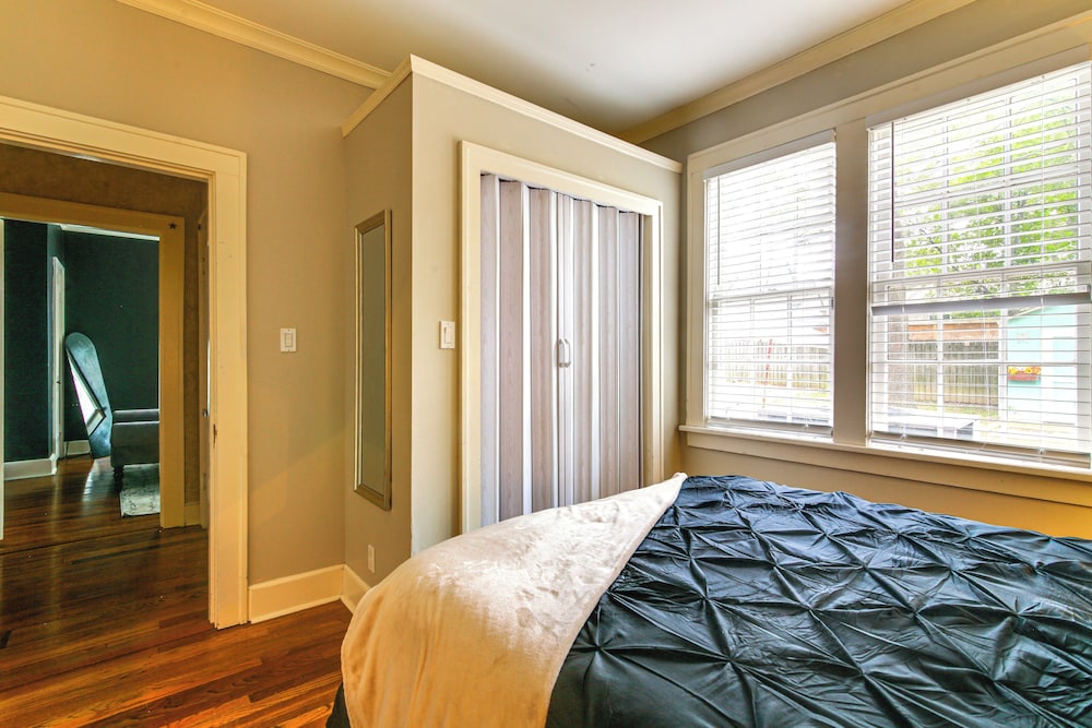 2 Mi to Memphis Zoo: Charming Home w/ Private Yard