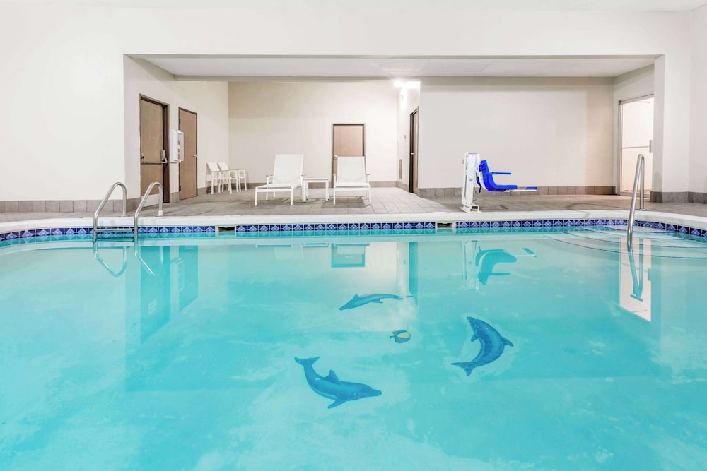 Villa Art Gallery - Six Bedroom Villa with Terrace and Swimming Pool view 3