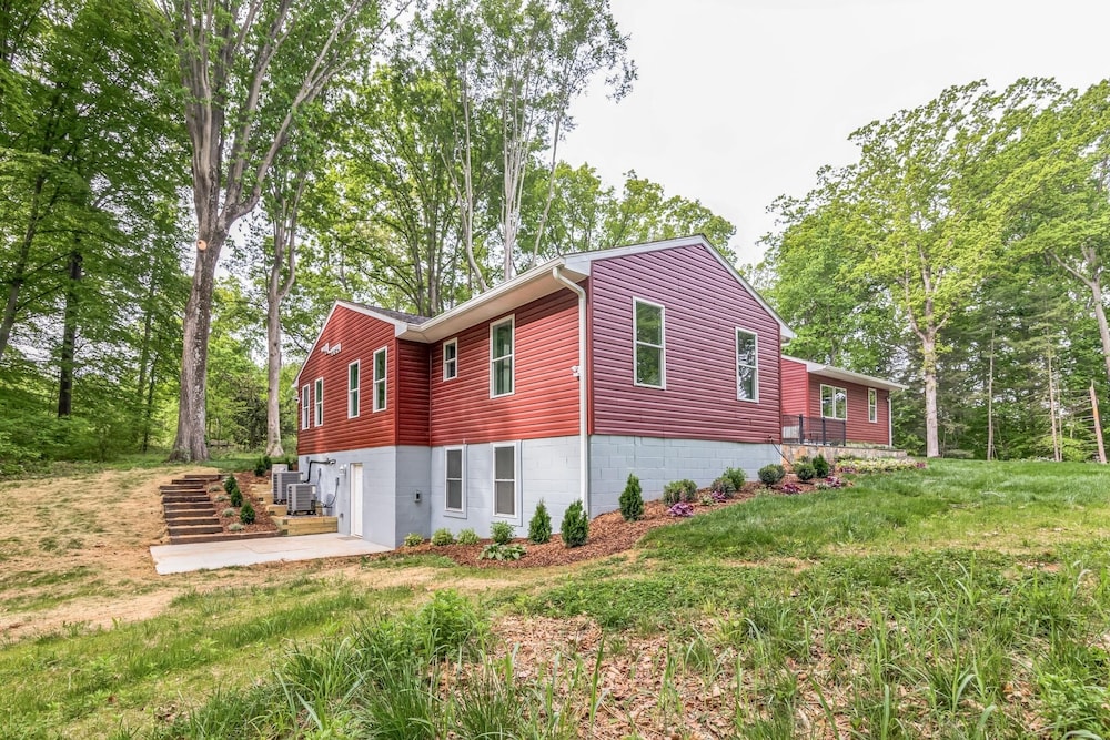 Woodhaven: Your Serene Countryside Escape 5 Bedroom Farmhouse by RedAwning view 5