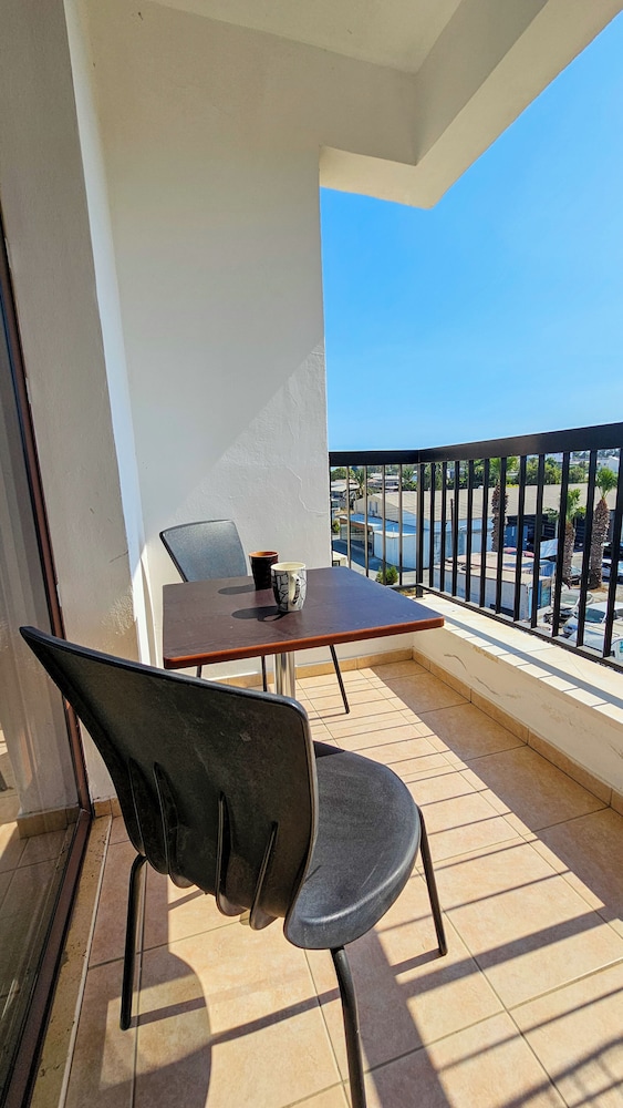 Hotel Sunlit Cozy Apartment - Image 1