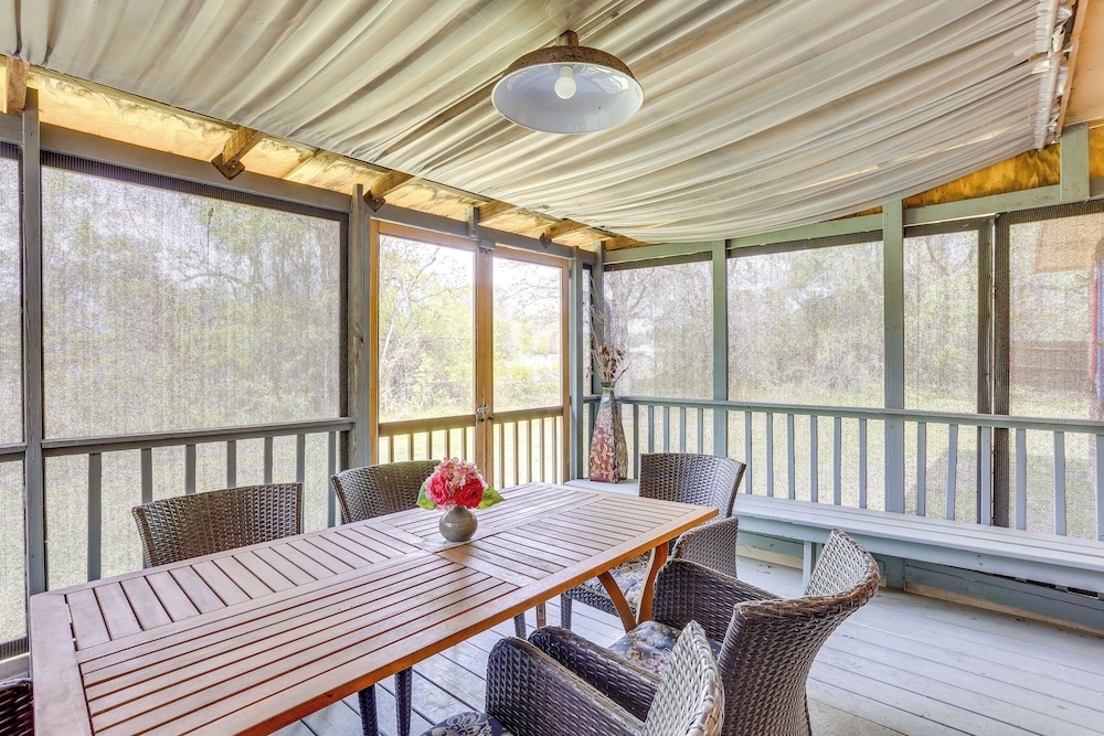 6 Mi to Ellen Trout Zoo: Family Home w/ Yard!