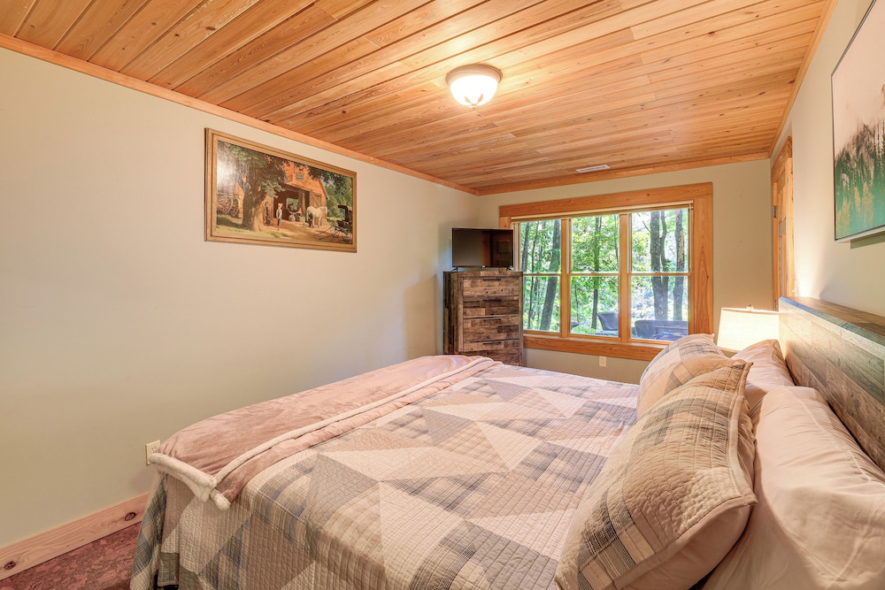 Near Boone-custom Built Cabin: 3 BR 3 BA W/hot Tub